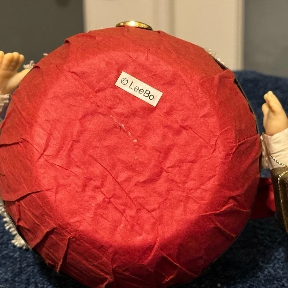 Delightful round Santa made with paper. Very cute!